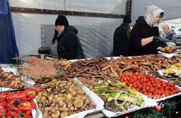 Рождественская ярмарка в одесской Кирхе, колбаски