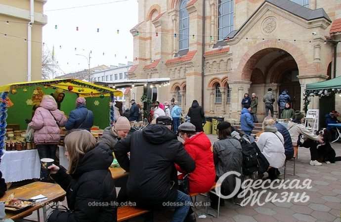 Рождественская ярмарка в одесской Кирхе, за столами