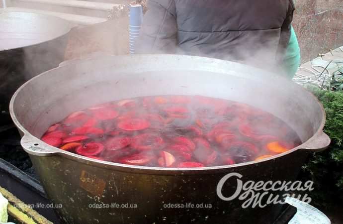 Рождественская ярмарка в одесской Кирхе, глинтвейн