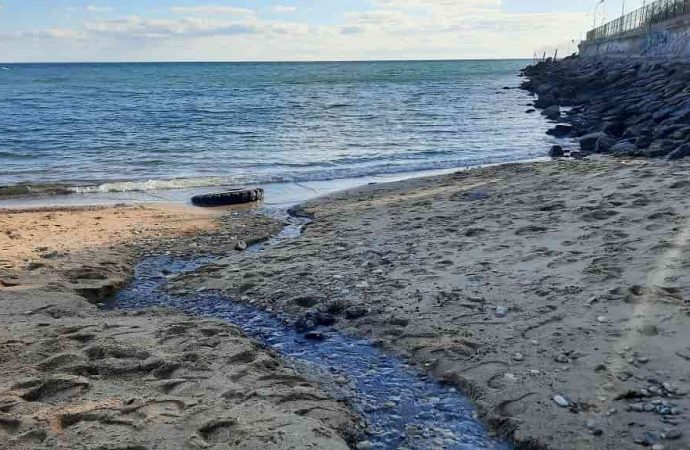 Одесская канализационная станция загрязняет пляж и Черное море: экологи бьют тревогу