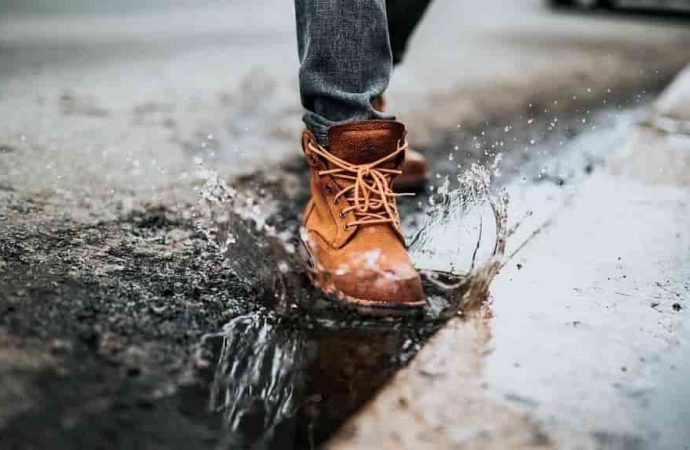 Как высушить промокшую обувь, если нет света: 3 надежных способа