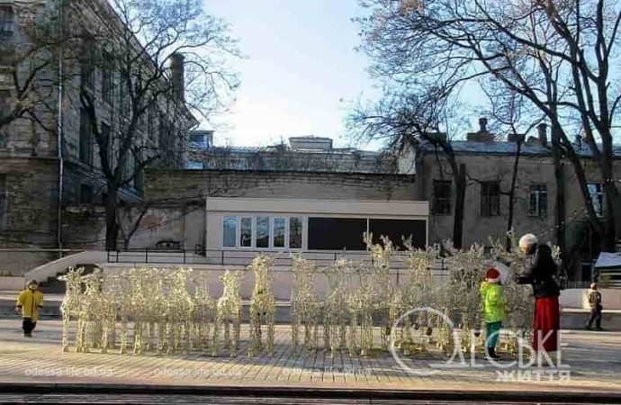 Одесса предновогодняя, олени в Горсаду