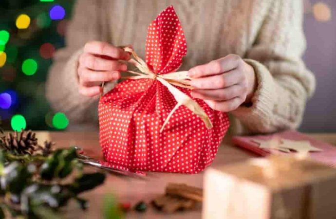 Как красиво и оригинально упаковать новогодний подарок (видео)
