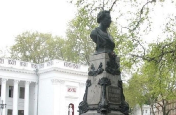 Памятник Пушкину на Думской в Одессе: убрать нельзя оставить?