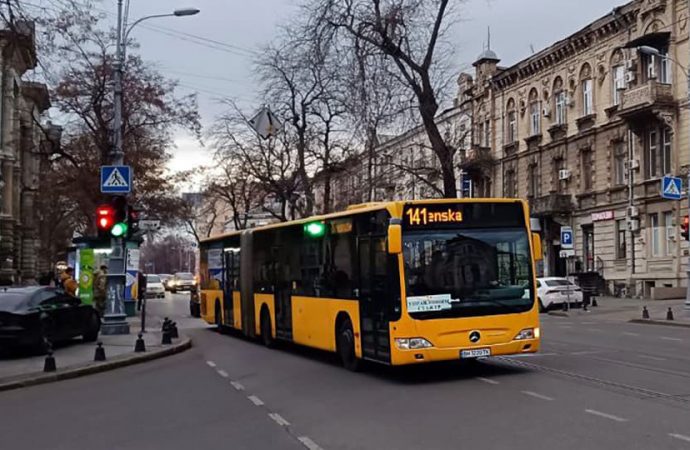 В Одесі автобуси-велетні вийшли на маршрути: подробиці (відео)