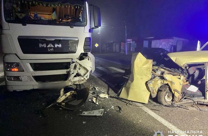 На трассе Одесса-Рени легковушка влетела в грузовик: есть погибший и пострадавшие