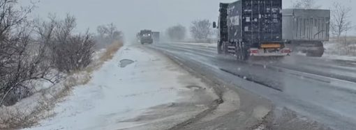 В Одессе снова снежит: спецтехника вышла на улицы города (видео)