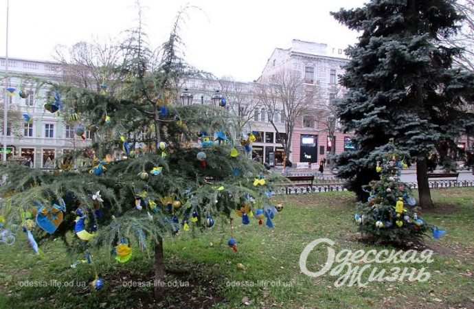 Две елки в Городском саду Одессы украшены игрушками-символами (фоторепортаж)