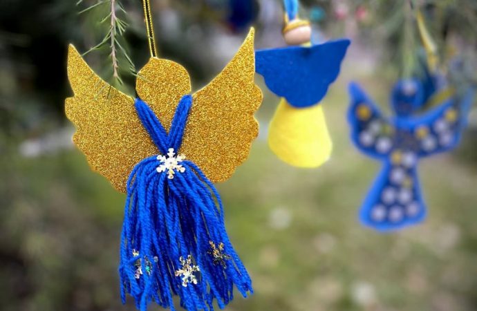 школярі прикрасили ялинку