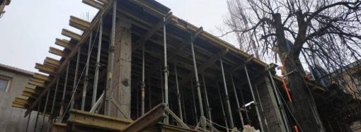 В центре Одессы вырос нахалстрой, который демонтируют