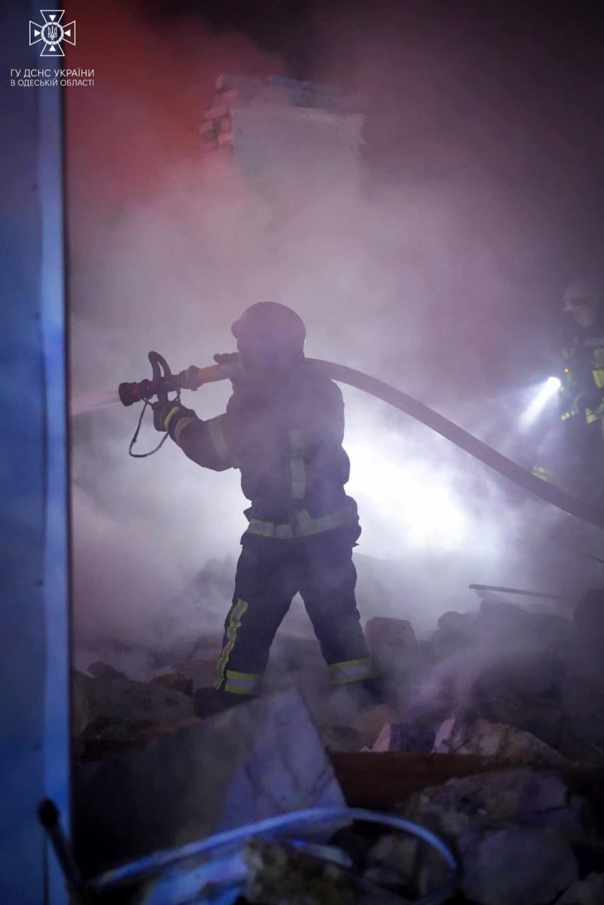 спасатель тушит пожар после атаки беспилотников