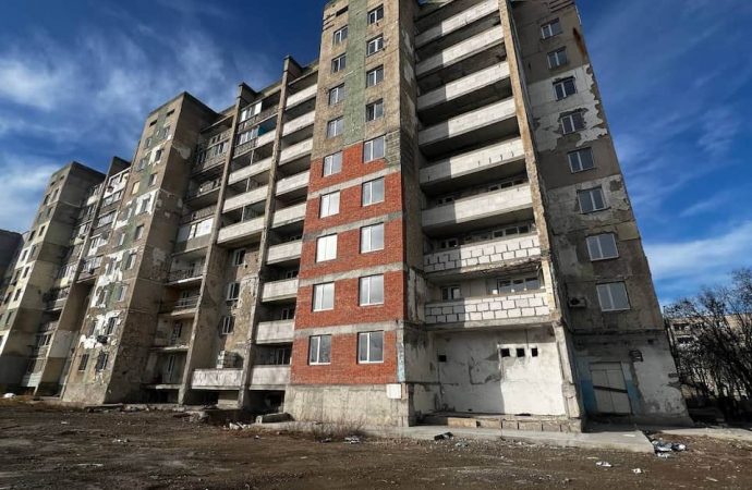 Людям відновлять житло: у Сергіївці днями розпочнуть ремонт у зруйнованій ракетою багатоповерхівці