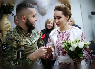 Одесские волонтеры устроили свадьбу раненому морпеху (фото)