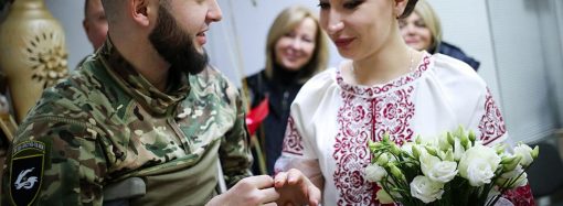 Одесские волонтеры устроили свадьбу раненому морпеху (фото)