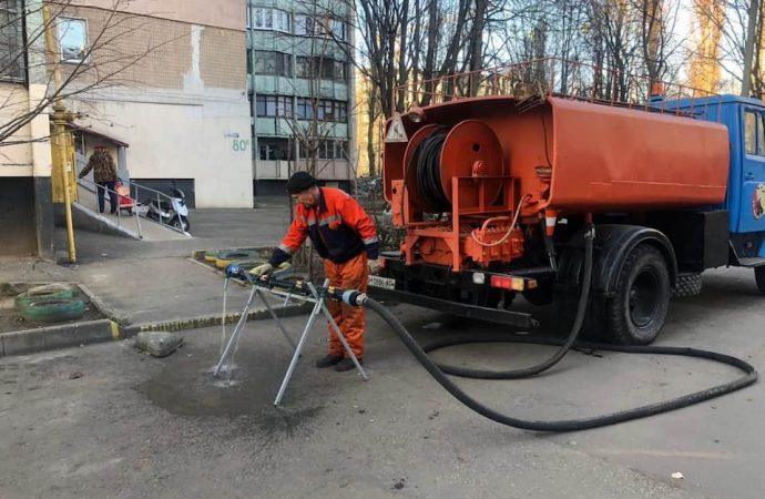 В Одесі організували підвіз води в Київському та Хаджибейському районах: адреси