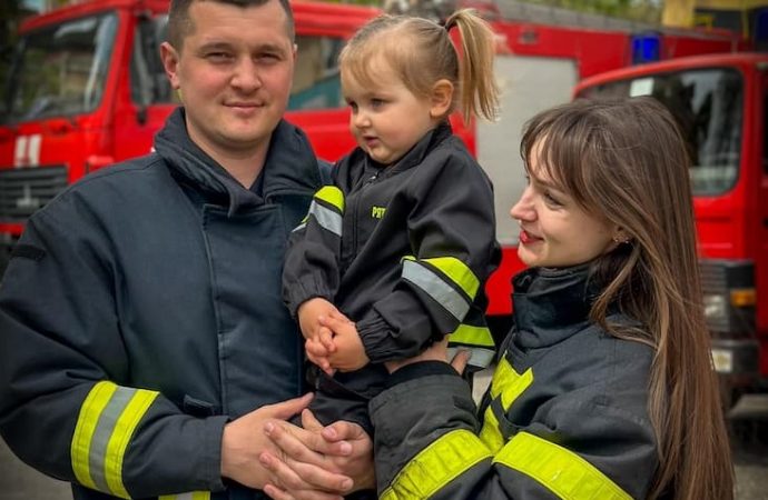 Ехал по вызову к себе домой: история спасения семьи одесских пожарных