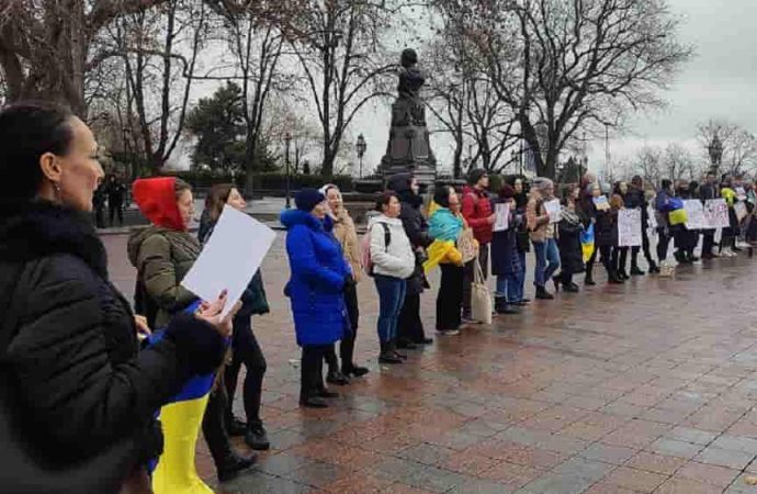 Суботня акція в Одесі: на Думській площі зібралися найстійкіші (фото)