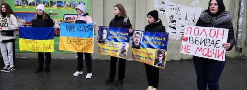 «Вернули не всех»: в центре Одессы просили не дать умереть защитникам Мариуполя (фоторепортаж)