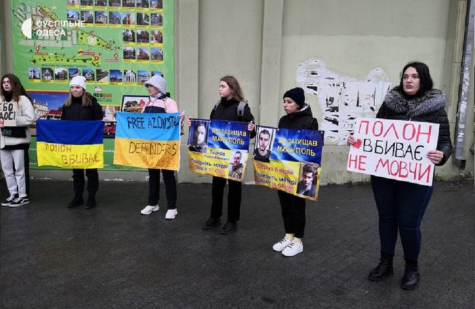 «Повернули не всіх»: у центрі Одеси просили не дати померти захисникам Маріуполя (фоторепортаж)