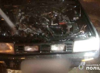 На Одещині водій дивом не згорів живцем у своєму авто (відео)