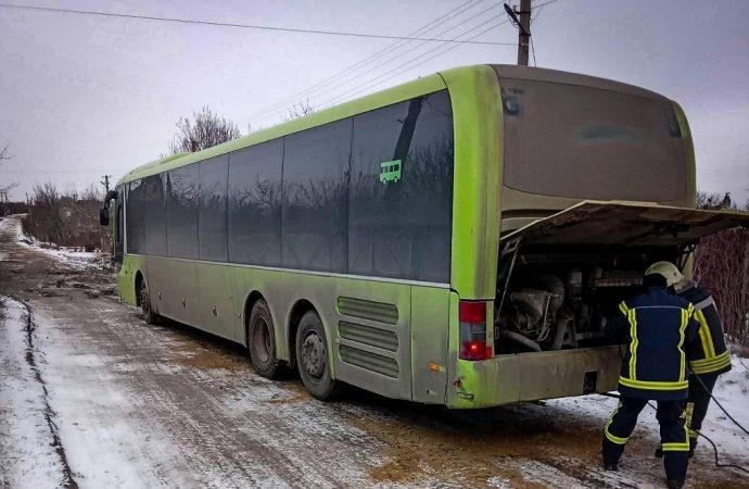 Одесская область: из ледяного плена вызволили пассажирский автобус и легковые авто (фото)