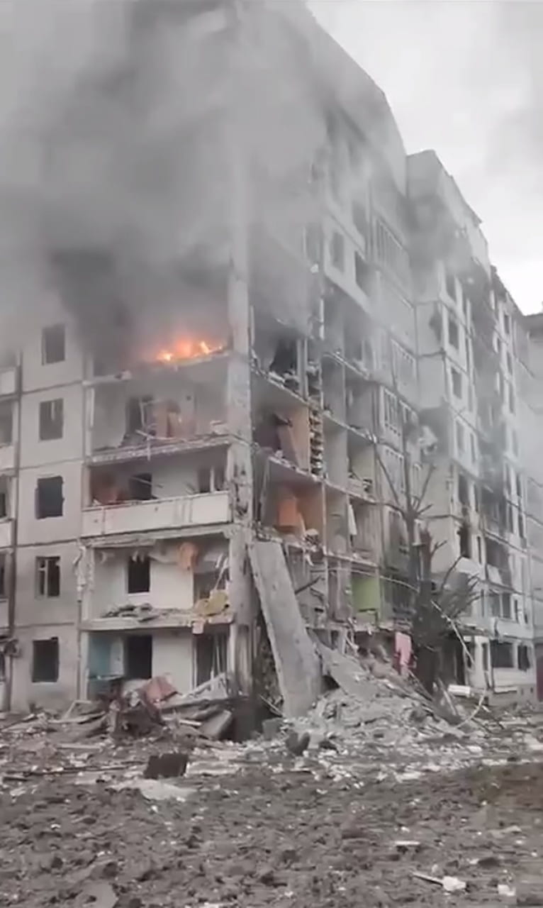 разрушенный российской ракетой дом в Харькове