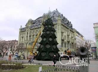 На Дерибасовской демонтируют главную елку. Где еще не закончились новогодние праздники?