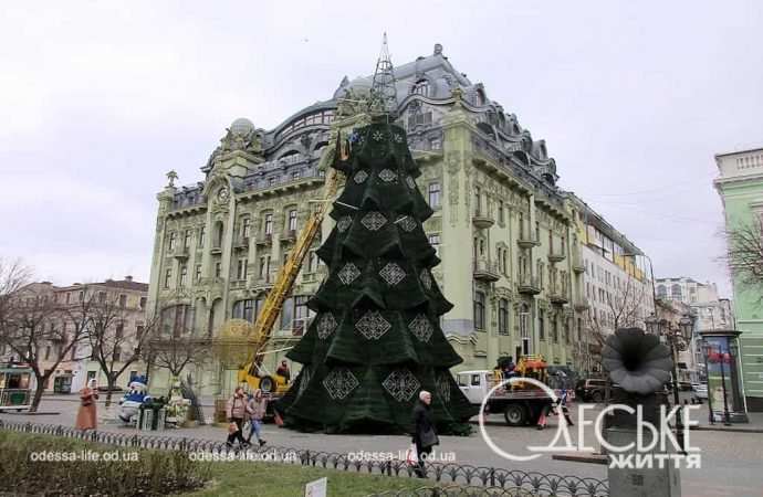На Дерибасовской демонтируют главную елку. Где еще не закончились новогодние праздники?