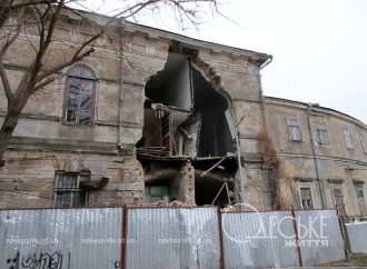 В Одессе произошел обвал стены самой известной больницы — памятника архитектуры (фоторепортаж)