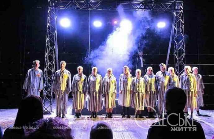 Спектакль "Кадиш" на сцене Одесского театра кукол