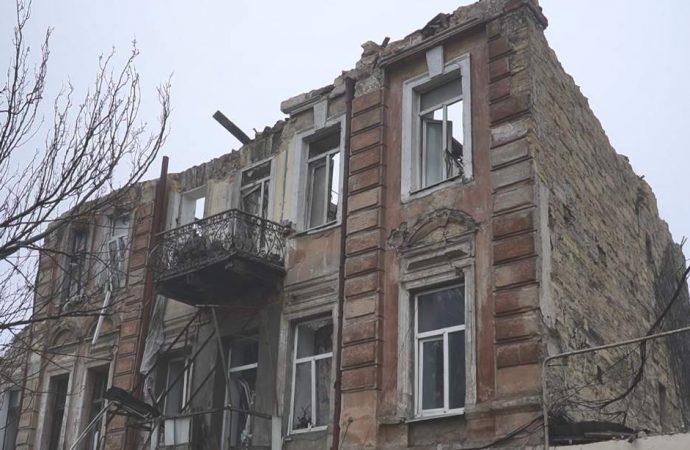 Обвалення фасаду на Картамишівській, 14 після ракетного обстрілу 29 грудня в Одесі