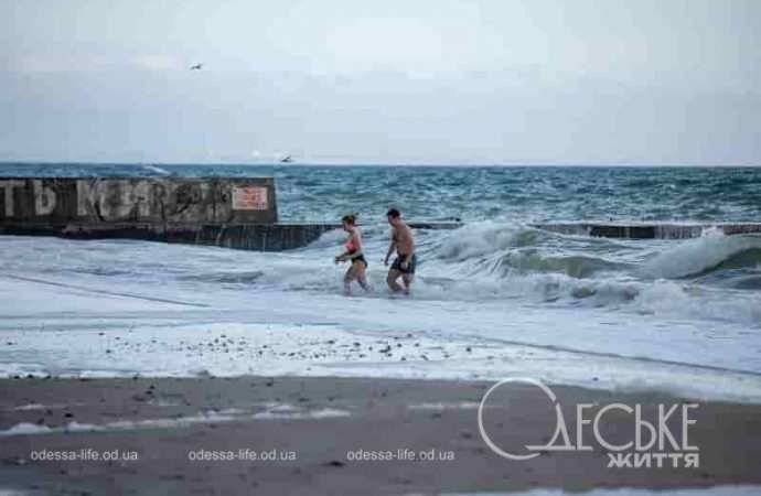 Одесситы купаются в море