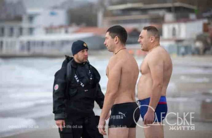 Спасатель и купальщики