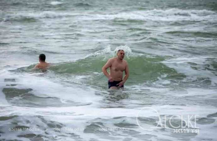 Одесситы купаются в море на Крещение