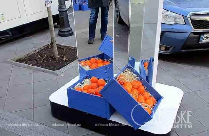 Центр Одессы, мандарины в ящиках