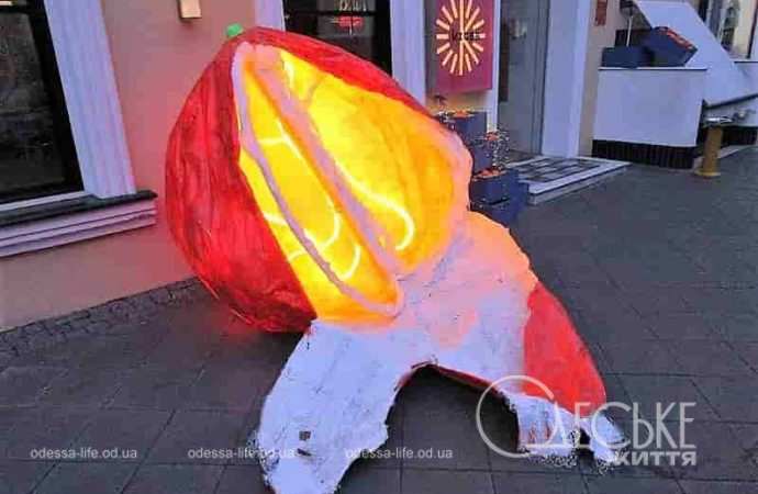 Мандариновый арт-объект в центре Одессы