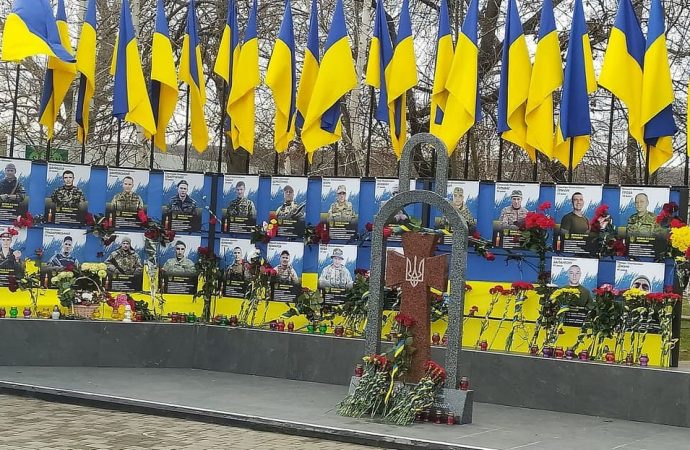 Меморіальний комплекс на честь загиблих героїв-земляків відкрили в селищі Захарівка