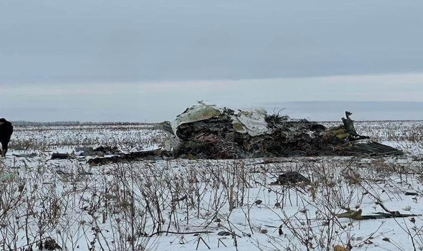 Обламки Ил-76 разбросало по всему полю