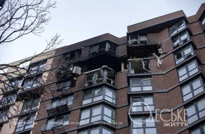 Гори скла, понівечені будинки, вибиті вікна: Одеса оговтується від наслідків нічної атаки (фоторепортаж, відео)