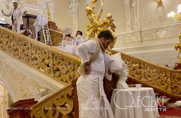 Оперний. Сущенко