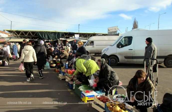 Ціни на Привозі 5 січня: букет із зеленої цибулі та найточніша вага (фоторепортаж)