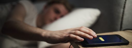 Можно ли спать рядом с телефоном на зарядке?