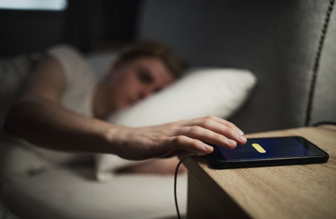 Чи можна спати поряд із телефоном на зарядці?