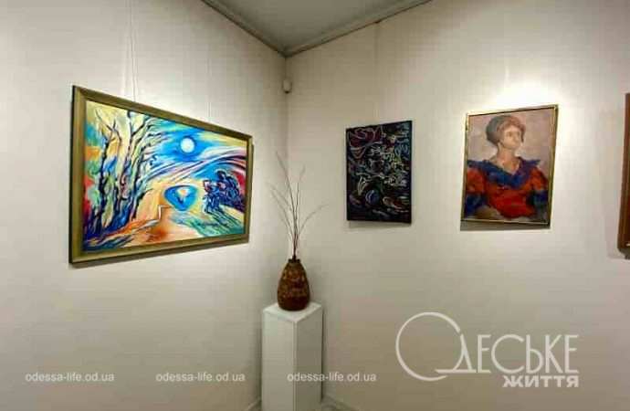 На выствке, работы Аллы Крикун