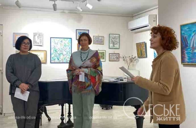 Гости выставки памяти Аллы Крикун