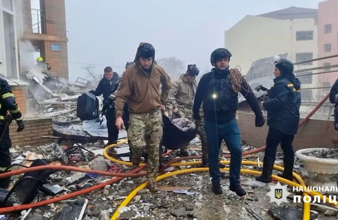 За спасение людей из разрушенной многоэтажки в Одессе наградили спецназовцев (видео)