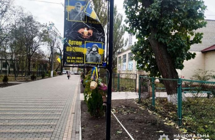 На Одещині молодики вкрали квіти з меморіалу загиблим воїнам, аби подарувати подругам