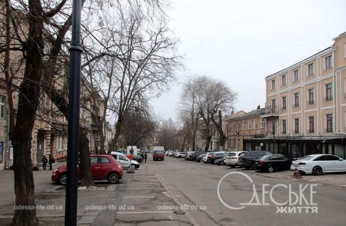 Старый одесский переулок-крошка: новое название, обновленные черты (фоторепортаж)
