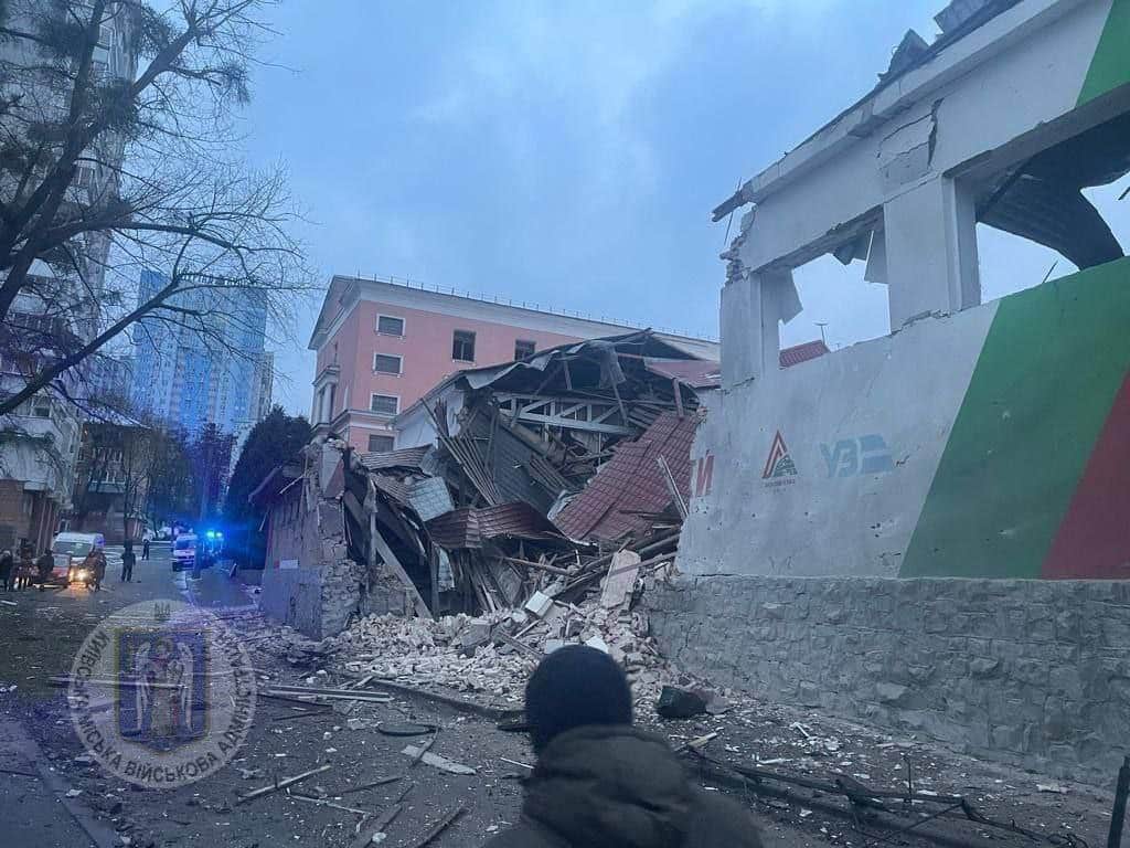 Разрушения в Киеве после попадания ракеты