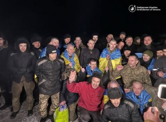 Наши дома: семерых защитников Змеиного освободили из российского плена (фото, видео)